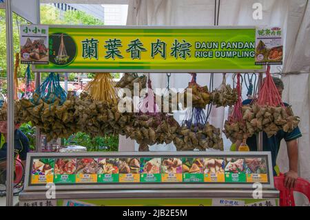 Daun-Pandan- oder klebrige (klebrige) Reisknödel-Snacks sind an einem Händler in der Waterloo Street, Singapur, erhältlich Stockfoto