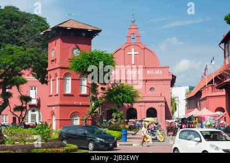 Melaka, Malaysia. 17. August 2017. Der historische Uhrenturm in der Nähe der christ-Kirche und der Meilenzeiger in der Stadt Melaka Malaysia zum UNESCO-Weltkulturerbe Stockfoto
