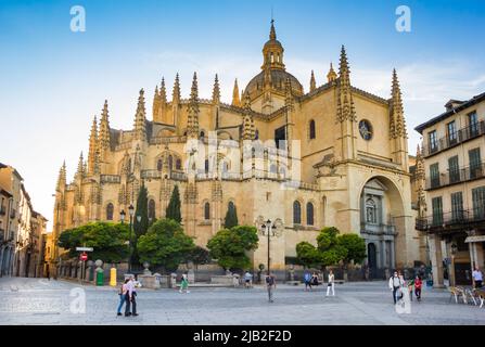 Abendlicht über der historischen Kathedrale auf dem Hauptplatz Segovia, Spanien Stockfoto