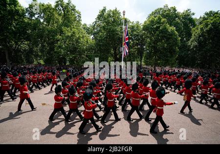 Mitglieder der irischen Wachen marschieren entlang der Mall, während sie an der königlichen Prozession teilnehmen, während sie nach der Trooping the Colour Ceremony bei der Horse Guards Parade im Zentrum von London zum Buckingham Palace zurückkehrt, während die Queen am ersten Tag des Platin-Jubiläums ihren offiziellen Geburtstag feiert. Bilddatum: Donnerstag, 2. Juni 2022. Stockfoto