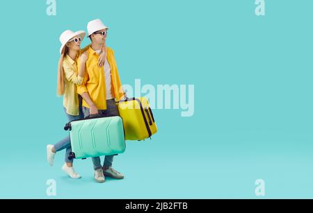 Glückliches junges Paar, das in den Sommerferien stehen auf Kopierraum Hintergrund gehen Stockfoto