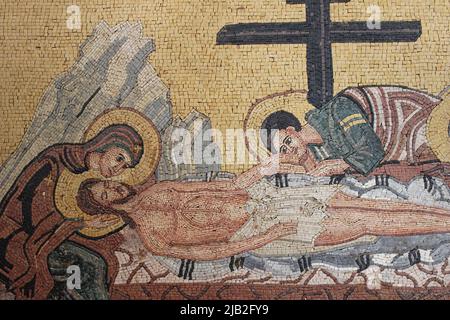 Jesus vom Kreuz genommen, Mosaikkunst - Madaba, Jordanien Stockfoto