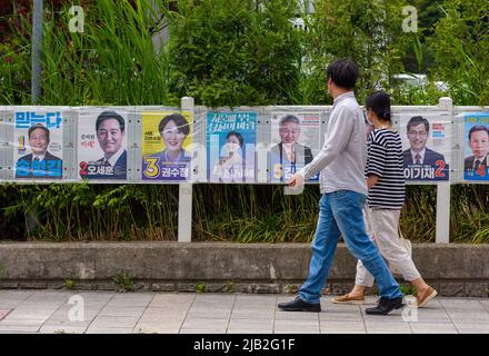 Seoul, Südkorea. 29.. Mai 2022. Auf den Straßen Seouls kommen Menschen an den Plakaten des lokalen Wahlkampfs vorbei. Bei den Kommunalwahlen werden 17 Bürgermeister und Provinzgouverneure, 226 Ratsvorsitzende auf niedrigerer Ebene sowie 872 Sitze in den Provinzial- und Metropolräten und 2.988 in den Gemeinderäten auf niedrigerer Ebene gewählt. (Bild: © Kim Jae-Hwan/SOPA Images via ZUMA Press Wire) Stockfoto