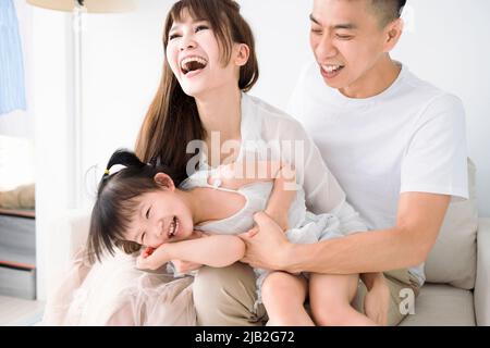 Glückliche asiatische Familie mit Spaß zu Hause. Stockfoto