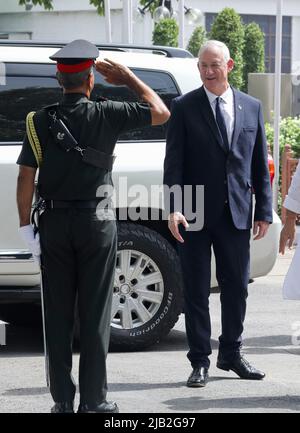 Neu-Delhi, Indien. 02.. Juni 2022. Der israelische Verteidigungsminister Benny Gantz wird von einem hochrangigen Armeeoffizier begrüßt, während der indische Verteidigungsminister Rajnath Singh während seiner Begrüßungszeremonie auf dem Rasen von Vigyan Bhawan in Neu-Delhi vor seinem Ehrenwachen schaut. Kredit: SOPA Images Limited/Alamy Live Nachrichten Stockfoto