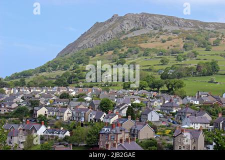 Llanfairfechan mit Penmaenmawr Mountain in der Ferne, Wales, Großbritannien Stockfoto