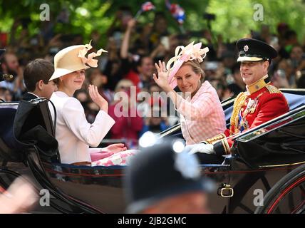 2.. Juni 2022. London, Großbritannien. Der Earl of Wessex, die Gräfin von Wessex und Lady Louise, die während des „Trooping the Color“-Jubiläums in einer Kutsche reiten. Quelle: Doug Peters/EMPICS/Alamy Live News Stockfoto