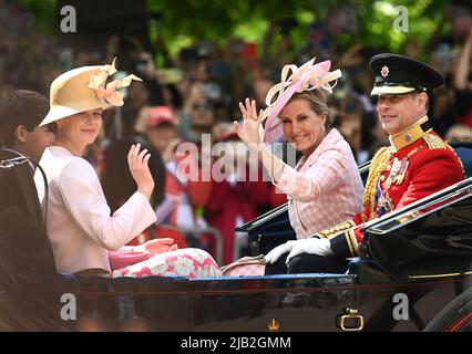 2.. Juni 2022. London, Großbritannien. Der Earl of Wessex, die Gräfin von Wessex und Lady Louise, die während des „Trooping the Color“-Jubiläums in einer Kutsche reiten. Quelle: Doug Peters/EMPICS/Alamy Live News Stockfoto