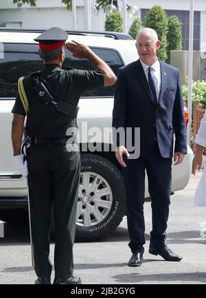 Der israelische Verteidigungsminister Benny Gantz wird von einem hochrangigen Armeeoffizier begrüßt, während der indische Verteidigungsminister Rajnath Singh während seiner Begrüßungszeremonie auf dem Rasen von Vigyan Bhawan in Neu-Delhi vor seinem Ehrenwachen schaut. (Foto von Naveen Sharma / SOPA Images/Sipa USA) Stockfoto