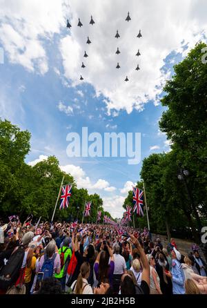 The Mall, London, Großbritannien. Juni 2022. Die Queen’s Birthday Flypast über der Mall beinhaltete 70 eine Formation von Eurofighter Typhoon-Kampfflugzeugen der Royal Air Force Stockfoto