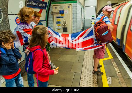 London, Großbritannien. 2.. Juni 2022. Die Leute steigen früh ein, um die Mall anzulaufen - der erste Tag der Feierlichkeiten zum Platin-Jubiläum von HM, der Königin Elizabeth. Kredit: Guy Bell/Alamy Live Nachrichten Stockfoto