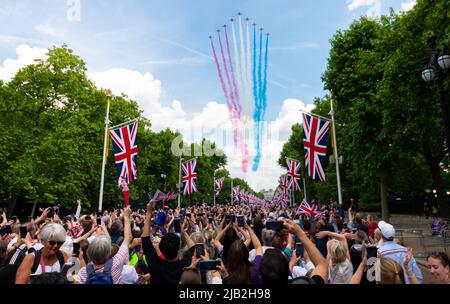 The Mall, London, Großbritannien. Juni 2022. Der Geburtstagsflypast der Königin über der Mall gipfelte mit den roten Pfeilen, die den patriotischen, farbigen Rauch über die Menge schleppten Stockfoto