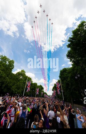 The Mall, London, Großbritannien. Juni 2022. Der Geburtstagsflypast der Königin über der Mall gipfelte mit den roten Pfeilen, die den patriotischen, farbigen Rauch über die Menge schleppten Stockfoto