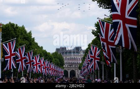 The Mall, London, Großbritannien. Juni 2022. Die Queen’s Birthday Flypast über der Mall beinhaltete 70 eine Formation von Eurofighter Typhoon-Kampfflugzeugen der Royal Air Force Stockfoto