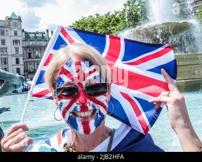 London 2 June 2022, Central London war vollgepackt mit Leuten, die das Queens Platin-Jubiläum 2020 feierten, alle waren in gutem Miid und trugen das rot-blaue und weiße Bild: Paul Quezada-Neiman/Alamy Live News Stockfoto