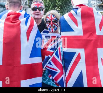 London 2 June 2022, Central London war vollgepackt mit Leuten, die das Queens Platin-Jubiläum 2020 feierten, alle waren in gutem Miid und trugen das rot-blaue und weiße Bild: Paul Quezada-Neiman/Alamy Live News Stockfoto