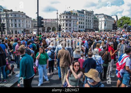 London 2 June 2022, Central London war vollgepackt mit Leuten, die das Queens Platin-Jubiläum 2020 feierten, alle waren in gutem Miid und trugen das rot-blaue und weiße Bild: Paul Quezada-Neiman/Alamy Live News Stockfoto