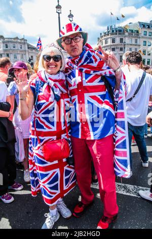 London 2 June 2022, Central London war vollgepackt mit Leuten, die das Queens Platin-Jubiläum 2020 feierten, alle waren in gutem Miid und trugen das rot-blaue und weiße Bild: Paul Quezada-Neiman/Alamy Live News Stockfoto