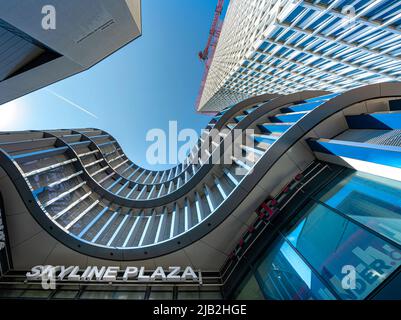 Wolkenkratzer und andere Sehenswürdigkeiten in der Hauptmetropole Frankfurt, Hessen, Deutschland Stockfoto