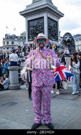 London 2 June 2022, Central London war vollgepackt mit Leuten, die das Queens Platin-Jubiläum 2020 feierten, alle waren in gutem Miid und trugen das rot-blaue und weiße Bild: Paul Quezada-Neiman/Alamy Live News Stockfoto