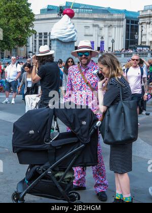 London 2 June 2022, Central London war vollgepackt mit Leuten, die das Queens Platin-Jubiläum 2020 feierten, alle waren in gutem Miid und trugen das rot-blaue und weiße Bild: Paul Quezada-Neiman/Alamy Live News Stockfoto