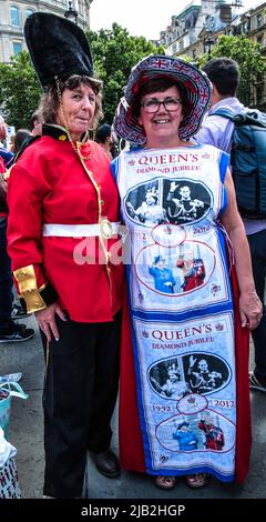 London 2 June 2022, Central London war vollgepackt mit Leuten, die das Queens Platin-Jubiläum 2020 feierten, alle waren in gutem Miid und trugen das rot-blaue und weiße Bild: Paul Quezada-Neiman/Alamy Live News Stockfoto