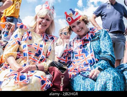 London 2 June 2022, Central London war vollgepackt mit Leuten, die das Queens Platin-Jubiläum 2020 feierten, alle waren in gutem Miid und trugen das rot-blaue und weiße Bild: Paul Quezada-Neiman/Alamy Live News Stockfoto