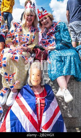 London 2 June 2022, Central London war vollgepackt mit Leuten, die das Queens Platin-Jubiläum 2020 feierten, alle waren in gutem Miid und trugen das rot-blaue und weiße Bild: Paul Quezada-Neiman/Alamy Live News Stockfoto