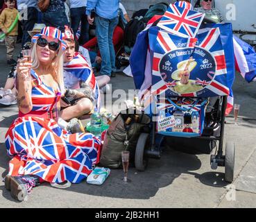 London 2 June 2022, Central London war vollgepackt mit Leuten, die das Queens Platin-Jubiläum 2020 feierten, alle waren in gutem Miid und trugen das rot-blaue und weiße Bild: Paul Quezada-Neiman/Alamy Live News Stockfoto