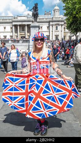 London 2 June 2022, Central London war vollgepackt mit Leuten, die das Queens Platin-Jubiläum 2020 feierten, alle waren in gutem Miid und trugen das rot-blaue und weiße Bild: Paul Quezada-Neiman/Alamy Live News Stockfoto