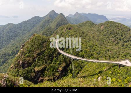 Blick auf die Langkawi Skybridge und den umliegenden dichten Regenwald, auf dem Gipfel des Mount Gunung Machinchang auf der Insel Langkawi, KED Stockfoto