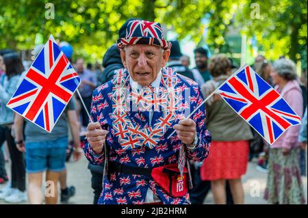 London, Großbritannien. 2.. Juni 2022. London, Großbritannien. 2 Juni 2022. Die Leute steigen früh ein, um die Mall anzulaufen - der erste Tag der Feierlichkeiten zum Platin-Jubiläum von HM, der Königin Elizabeth. Kredit: Guy Bell/Alamy Live Nachrichten Stockfoto