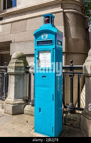 Eine ausgediente historische Polizeisprechstelle in der Nähe von Postman's Park in der Aldersgate St in der City of London, EC1 Stockfoto