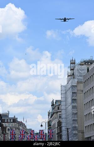 Charing Cross, London, Großbritannien. 2.. Juni 2022. RAF Red Arrows-Flipper für Queen's Jubilee 2022. Quelle: Siehe Li/Picture Capital/Alamy Live News Stockfoto