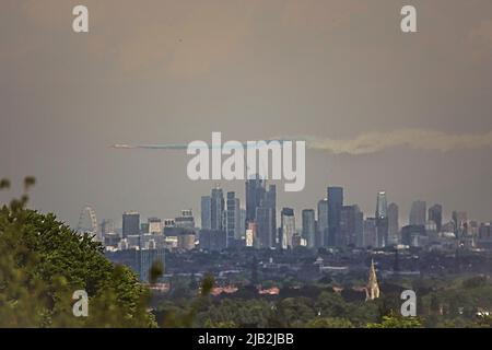 Epsom Downs, Surrey, Großbritannien. 2.. Juni 2022. Der Platinum Jubilee-Flypast mit den berühmten Red Arrows passiert London (Südwesten), nachdem die königliche Familie auf dem Balkon des Buckingham Palace „summt“. Quelle: Motofoto/Alamy Live News Stockfoto