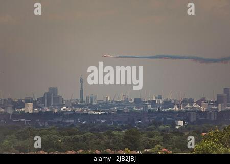 Epsom Downs, Surrey, Großbritannien. 2.. Juni 2022. Der Platinum Jubilee-Flypast mit den berühmten Red Arrows passiert London (Südwesten), nachdem die königliche Familie auf dem Balkon des Buckingham Palace „summt“. Quelle: Motofoto/Alamy Live News Stockfoto