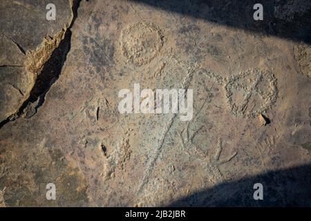 Gezeichnete Figuren auf der Steinmauer. Felsmalerei in Berg der Republik Altai, Russland Stockfoto