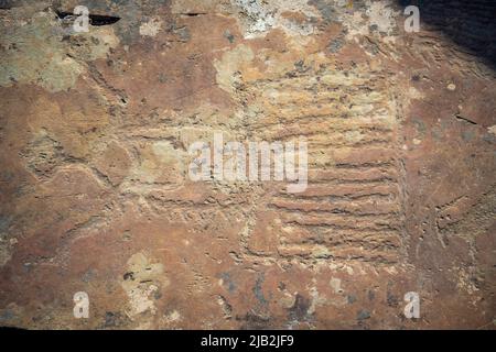 Gezeichnete Figuren auf der Steinmauer. Felsmalerei in Berg der Republik Altai, Russland Stockfoto