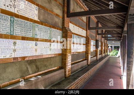 Tablets für Menschen, die ihr Leben verloren haben und versuchten, andere im Watts Memorial zu retten, um im Postman’s Park in London heroische Selbstaufopferung zu erlösen Stockfoto