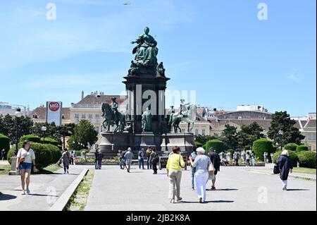 Wien, Österreich. Maria-Theresa-Denkmal auf dem Maria-Theresa-Platz. Im Hintergrund das Museumsviertel Stockfoto