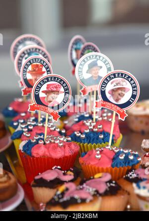 Hove , Brighton Großbritannien 2. June 2022 - die Bewohner der Payne Avenue in Hove feiern das Platinum Jubilee der Königin mit einer Straßenparty, während in den nächsten Tagen landesweit gefeiert wird : Credit Simon Dack / Alamy Live News Stockfoto