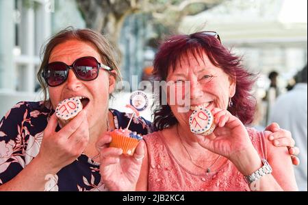 Hove , Brighton Großbritannien 2. June 2022 - die Bewohner der Payne Avenue in Hove feiern das Platinum Jubilee der Königin mit einer Straßenparty, während in den nächsten Tagen landesweit gefeiert wird : Credit Simon Dack / Alamy Live News Stockfoto