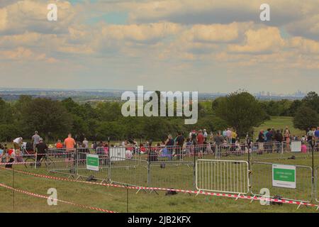 Epsom Downs, Surrey, Großbritannien. 2.. Juni 2022. Vor dem Platinum Jubilee-Flypast versammeln sich Massen auf den Epsom Downs, darunter die berühmten Red Arrows, die London (Südwesten) passieren, nachdem sie die königliche Familie auf dem Balkon des Buckingham Palace beobachtet haben.Quelle: Motofoto/Alamy Live News Stockfoto