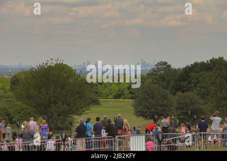 Epsom Downs, Surrey, Großbritannien. 2.. Juni 2022. Vor dem Platinum Jubilee-Flypast versammeln sich Massen auf den Epsom Downs, darunter die berühmten Red Arrows, die London (Südwesten) passieren, nachdem sie die königliche Familie auf dem Balkon des Buckingham Palace beobachtet haben.Quelle: Motofoto/Alamy Live News Stockfoto