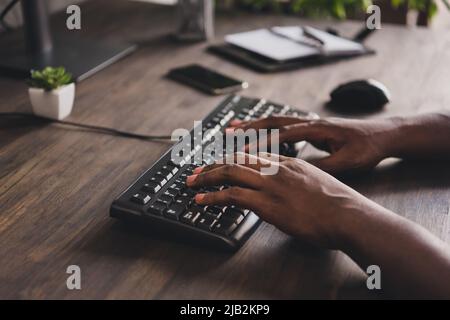 Beschnittene Ansicht Porträt von attraktiven erfahrenen Kerl Experten Hände Entwicklung Web-Projekt Startup am Arbeitsplatz Workstation in Gebäuden Stockfoto