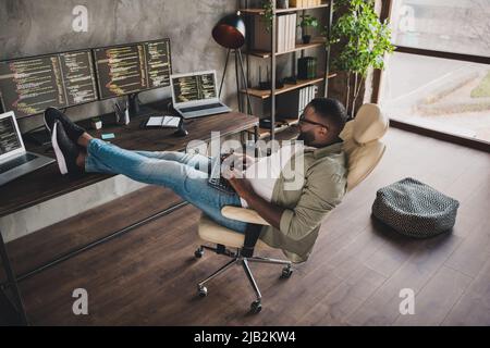 Foto in voller Größe von guy Server-Schutz-Service-Mitarbeiter sitzen Stuhl Eingabe Wartung Start-up-Tech im Arbeitsbereich Stockfoto