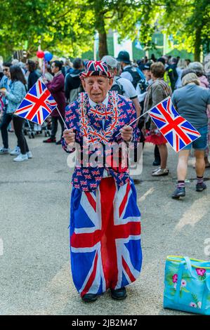 London, Großbritannien. 2.. Juni 2022. London, Großbritannien. 2 Juni 2022. Die Leute steigen früh ein, um die Mall anzulaufen - der erste Tag der Feierlichkeiten zum Platin-Jubiläum von HM, der Königin Elizabeth. Kredit: Guy Bell/Alamy Live Nachrichten Stockfoto