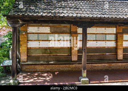 Tablets, die 62 Menschen gewidmet sind, die ihr Leben verloren haben und versuchten, andere im Watts Memorial to Heroic Self-Sacrifice im Postman’s Park London zu retten Stockfoto