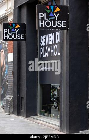 LONDON, Großbritannien - 26. MAI 2022: Eintritt zum Seven Dials Playhouse Theatre in der Tower Street Stockfoto