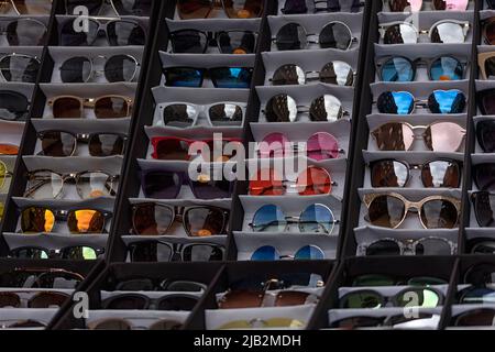 LONDON, Großbritannien - 26. MAI 2022: Sonnenbrillen auf einem Street Market Stockfoto